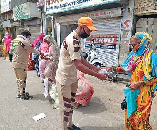 डेरा श्रद्धालुओं ने की बैंकों के बाहर खड़े लोगों की सेवा Humanity