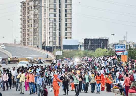दोहरी आपदा लेकर आ रहा है श्रमिक संकट Labor crisis is bringing double disaster