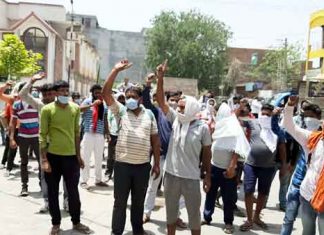 प्रवासियों के सब्र का बांध टूटा, सड़क पर उतर बोले-‘हमें घर भेजो’ Migrant-laborers