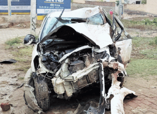 स्विफ्ट कार अनियंत्रित होकर ईंट के ढेर से टकराई Swift car rammed into brick pile uncontrolled