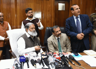 विज ने की हरियाणा में 15 पुलिस सेवाओं की शुरूआत Vij launches 15 police services in Haryana