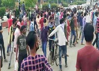 प्रवासियों की उमड़ी भीड़ से सोशल डिस्टेंसिंग की उड़ी धज्जियां migrants-Laborers