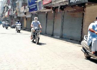 मुख्यमंत्री का शहर पूरी तरह रहा बंद, दुकानों पर लटके ताले Lockdown in Delhi