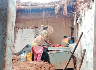 बारिश के कारण गिरी मजदूर के घर की छत, जानी नुक्सान से बचाव House collapsed