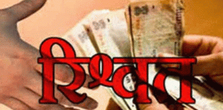 Video taking bribe of JE went viral on social media