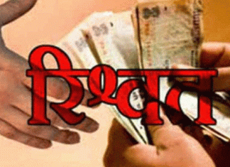 Video taking bribe of JE went viral on social media