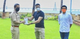 Akshay gave wristbands to Mumbai Police