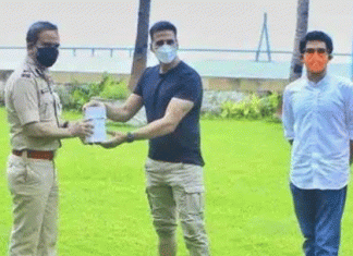 Akshay gave wristbands to Mumbai Police