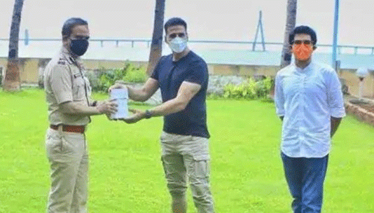 Akshay gave wristbands to Mumbai Police