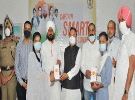 Education Minister gave smartphones to 15 students