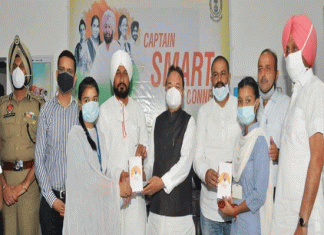 Education Minister gave smartphones to 15 students