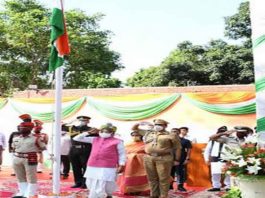 हरियाणा के राज्यपाल ने किया राजभवन में ध्वजारोहण, परेड की सलामी ली Hoisted The Flag