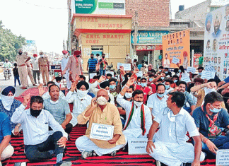 जहरीली शराब मामला : भाजपा नेताओं ने सरकार के खिलाफ दिया धरना Poisonous liquor case BJP leaders protest against government