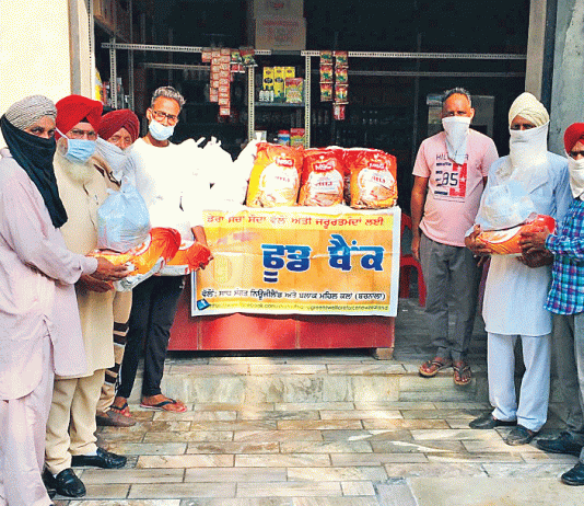 Sadh Sangat distributed ration to 28 needy people in the joy of 'Holy Avatar Month'