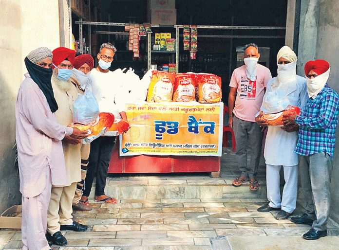 Sadh Sangat distributed ration to 28 needy people in the joy of 'Holy Avatar Month'