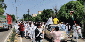 Farmers surrounded the electricity and prison ministers residence