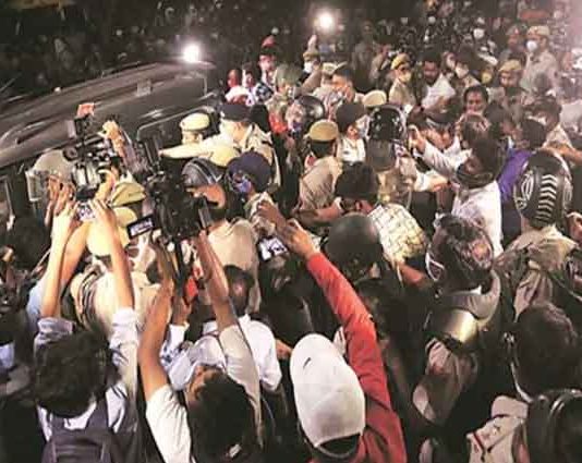 हाथरस दुराचार केस में पुलिस ने क्यों किया आधी रात को पीड़ित का अंतिम संस्कार? Hathras Rape Case