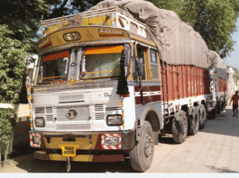 Farmers surrounded 2 paddy filled trucks from UP to Haryana