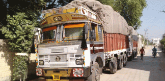 Farmers surrounded 2 paddy filled trucks from UP to Haryana