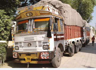 यूपी से हरियाणा में आए धान से भरे 2 ट्रकों को किसानों ने घेरा Farmers surrounded 2 paddy filled trucks from UP to Haryana