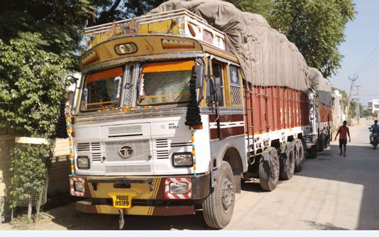 Farmers surrounded 2 paddy filled trucks from UP to Haryana