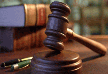 कुल्हाड़ी-चौसांगी से लैस होकर दम्पती पर हमला, पीछे दौड़ाया ट्रैक्टर Court