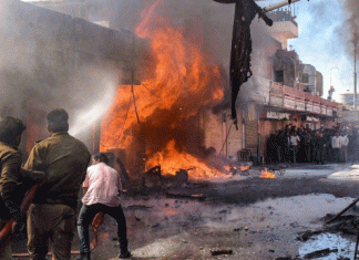 पटाखे की दुकान में आग लगने से लाखों का नुकसान Millions lost due to fire in cracker shop