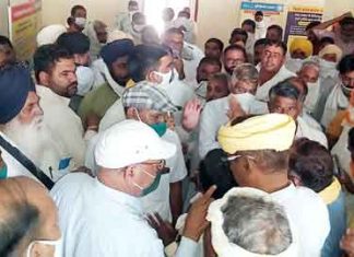 घेराव के दौरान मंडी समिति सचिव के साथ हुई धक्का-मुक्की Protest