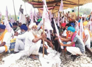 किसान आंदोलन जारी रहने पर पंजाब में रेल आवागमन बुरी तरह प्रभावित Rail traffic in Punjab severely affected as farmers movement continues