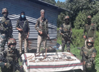 राजौरी में आतंकवादी ठिकाने का पर्दाफाश, भारी मात्रा में हथियार बरामद Terrorist hideout exposed in Rajouri, huge amount of weapons recovered