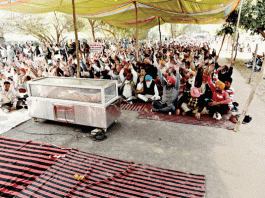 Case of murder of Manohar Lal Insan Sadh Sangat sitting on dharna for the second day, meeting with administration failed