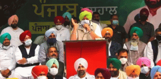 Delhi Captain and Navjot Singh Sidhu sitting on dharna