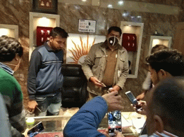 In an attempt to rob the jewelers shop in Gharaunda, miscreants opened fire on the shopkeeper
