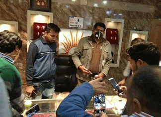 In an attempt to rob the jewelers shop in Gharaunda, miscreants opened fire on the shopkeeper