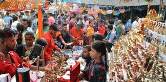 Markets adorned on Dhanteras, merchants' faces blossomed