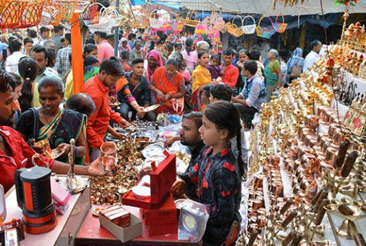 Markets adorned on Dhanteras, merchants' faces blossomed