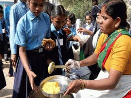 Now workers will be kept for 60 years to make mid-day meal