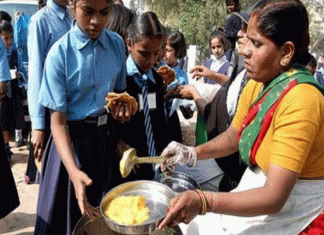 Now workers will be kept for 60 years to make mid-day meal