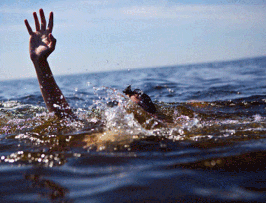 डूबती महिला की जान बचाकर निभाया इन्सानियत का फर्ज Saved the life of a drowning woman and performed the duty of humanity