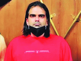 The fugitive main accused in the 400 crore scam in Citibank climbed up police