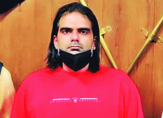 The fugitive main accused in the 400 crore scam in Citibank climbed up police