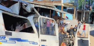 Van riding in the Bahraich road accident, six Zairino died, 10 injured