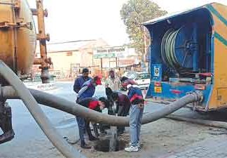 खबर का असर : कनिष्ठ अभियंता ने लिया संज्ञान, सिवरेज व्यवस्था करवाई दुरुस्त Bad-Sewerage-System