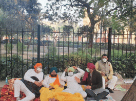 जंतर मंतर पर खुले आसमान के नीचे कांग्रसी सांसदों का धरना जारी Congress MPs continue to protest under open sky at Jantar Mantar