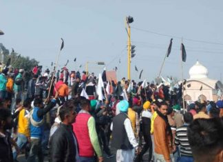 अंबाला में सीएम को दिखाए काले झंडे, पुलिस ने धक्का-मुक्की की तो किसानों ने बरसाए डंडे