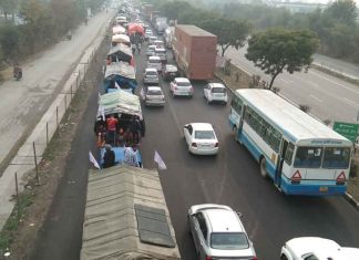 घरौंडा टोल टैक्स पर कई किलोमीटर तक भारी जाम