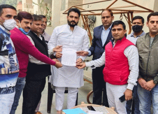 स्कूल खुलवाने के लिए उप मुख्यमंत्री के नाम देवेन्द्र कादियान को सौंपा ज्ञापन Memorandum submitted to Devendra Kadian to Deputy Chief Minister for opening of school