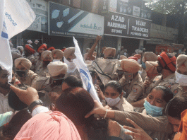 Police prevented unemployed teachers from going towards Moti Mahal