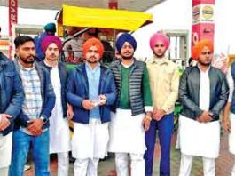 नौजवानों ने दिल्ली जा रहे किसानों के ट्रैक्टरों में डाला ‘मुफ्त डीजल’ Farmer-Protest