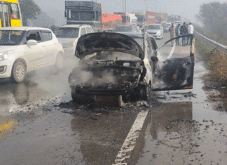 चलती कार में लगी आग, बाल-बाल बचे युवक Fire in moving car, young men narrowly escaped